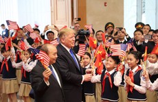 Tổng thống Donald Trump trao Thủ tướng Nguyễn Xuân Phúc lá quốc kỳ Mỹ