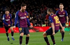 Cú đúp của Messi giúp Barcelona thoát hiểm trước Valencia