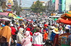 Kẹt cứng đường vào ngôi miếu lớn nhất Việt Nam