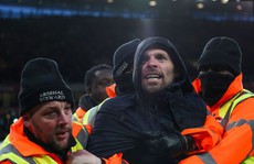 Sốc với cảnh fan cuồng tấn công thủ quân Aston Villa trên sân