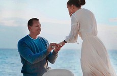 Jennifer Lopez gây sốt khi tung loạt ảnh được cầu hôn