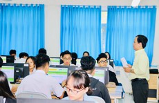 Trường đầu tiên tại TP HCM thi giữa kỳ bằng trắc nghiệm trên máy tính
