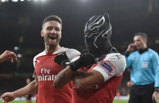 'Chiến binh báo đen' tỏa sáng, Arsenal ngược dòng hạ Rennes