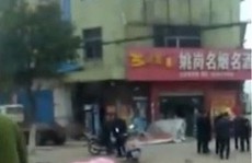 Trung Quốc: Cảnh sát nổ súng ngăn tài xế lao vào đám đông