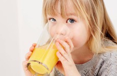 Bé rối loạn tiêu hóa vì… uống nước trái cây nhiều?