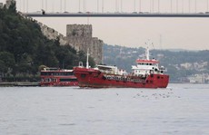 Người di cư “hóa cướp biển” ép tàu chở dầu đến châu Âu