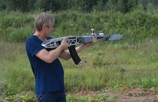 Nga: Ngỡ ngàng với thiết bị bay tích hợp súng trường tự nạp đạn