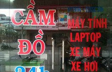 Nhân viên nhà băng túc trực trước hàng cầm đồ