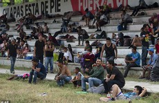 “Mẹ” của các đoàn người di cư sắp đến Mexico, Mỹ dọa đóng cửa biên giới