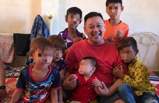 Chụp ảnh với nhiều trẻ em, Minh Béo lại gây phản cảm