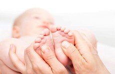 Cách massage chân giúp trẻ bớt quấy khóc