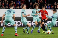Thua ngược Rennes trên đất Pháp, Arsenal mơ theo bước Man United