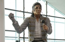 Tượng Michael Jackson bị dời sau phim tố cáo ấu dâm
