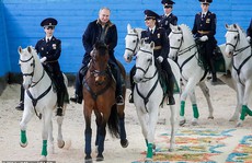 Ông Putin đầy nam tính giữa đoàn kỵ binh nữ