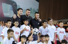 Beckham biểu diễn bóng đá cùng thiếu nhi Việt Nam
