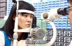 4 con ong sống trong mắt người phụ nữ để... hút nước