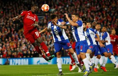 Salah thoát thẻ đỏ, Liverpool thắng dễ Porto ở Anfield