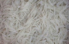 Nhiều người Hà Nội tranh mua con cá trắng tinh, thân mềm như bún