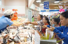Người dân TP HCM đổ xô vào siêu thị, trung tâm thương mại trốn nóng