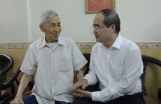 Bí thư Thành ủy TP HCM Nguyễn Thiện Nhân ân cần thăm hỏi gia đình chính sách