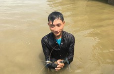 Điêu luyện lặn bắt tôm càng xanh, cua dưới sông Lam