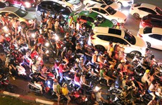 TP HCM: Hàng ngàn người đổ dồn xem pháo hoa, nhiều tuyến đường kẹt cứng