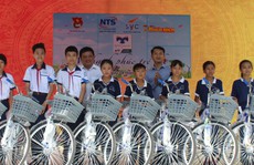 Tỉnh đoàn Bạc Liêu tặng hàng trăm phần quà cho học sinh nghèo hiếu học