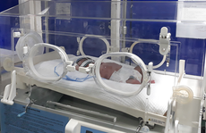 Giấu thầy cô, bạn bè, nữ sinh lớp 11 tự 'vượt cạn' trong ký túc xá