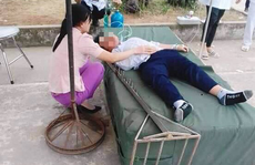 1 học sinh bị đinh cắm vào đầu khi nhảy cao trong giờ học thể dục