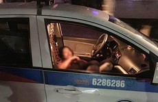 Nữ tài xế taxi bị người đàn ông đâm gục trên ghế lái