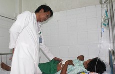 Người phụ hồ gục ngay quán nước ven đường