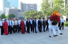 Lãnh đạo TP HCM dâng hương, dâng hoa Chủ tịch Hồ Chí Minh