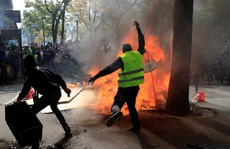 Hàng chục ngàn người biểu tình, Pháp điều 7.400 cảnh sát ứng phó