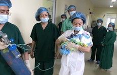 Bác sĩ trào nước mắt đón bé trai chào đời từ người mẹ bị ung thư vú giai đoạn cuối