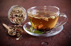 Uống trà thảo dược hàng ngày, suýt chết vì huyết áp cực cao