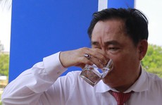 Ông Dũng 'lò vôi' uống nước thải đã xử lý trước mặt Bộ trưởng TN-MT