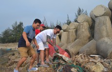 Ca sĩ Tuấn Hưng cùng hàng trăm du khách tham gia nhặt rác ở Lý Sơn