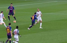 Báo chí Anh 'tố' Messi chơi bẩn trước siêu phẩm đá phạt
