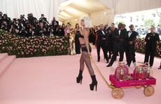 Lady Gaga khoe nội y, Katy Perry hóa đèn chùm