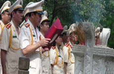 Dòng người xúc động viếng mộ Đại tướng Võ Nguyên Giáp ngày 7-5