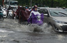 TP HCM ngập mênh mông, kẹt xe khắp nơi sau mưa lớn