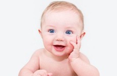 Bật mí cho cha mẹ cách chăm sóc trẻ khi mọc răng