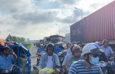 CLIP: Cầu Phú Mỹ lại 'tê liệt', ngàn người ngao ngán