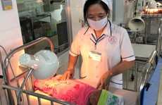 Bác sĩ, điều dưỡng thay phiên chăm sóc bé gái sơ sinh bụ bẫm bị bỏ rơi