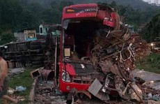 Tai nạn kinh hoàng giữa xe khách và xe tải, 3 người chết, hơn 30 người bị thương