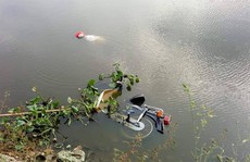 Bàng hoàng phát hiện thi thể đàn ông cùng xe máy nổi trên mặt hồ