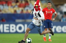 Chùm ảnh CĐV quấy rối khiến sao Chile và Uruguay 'đứng hình'