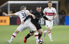 Pha 'nã đại bác' từ hơn nửa sân của Rooney