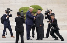 Hình ảnh lịch sử khi Tổng thống Trump gặp ông Kim Jong-un tại Bàn Môn Điếm