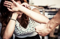 Mù quáng yêu người chồng sở hữu mọi thói hư tật xấu Mù quáng yêu người chồng sở hữu mọi thói hư tật xấu